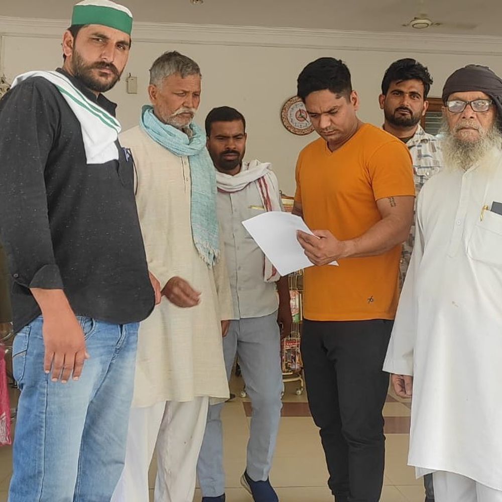 भाकियू कार्यकर्ताओं को तत्काल रिहा करने की मांग:कलक्ट्रेट पहुंचे कार्यकर्ता, DM से खनन और हादसों पर रोक लगाने की मांग की