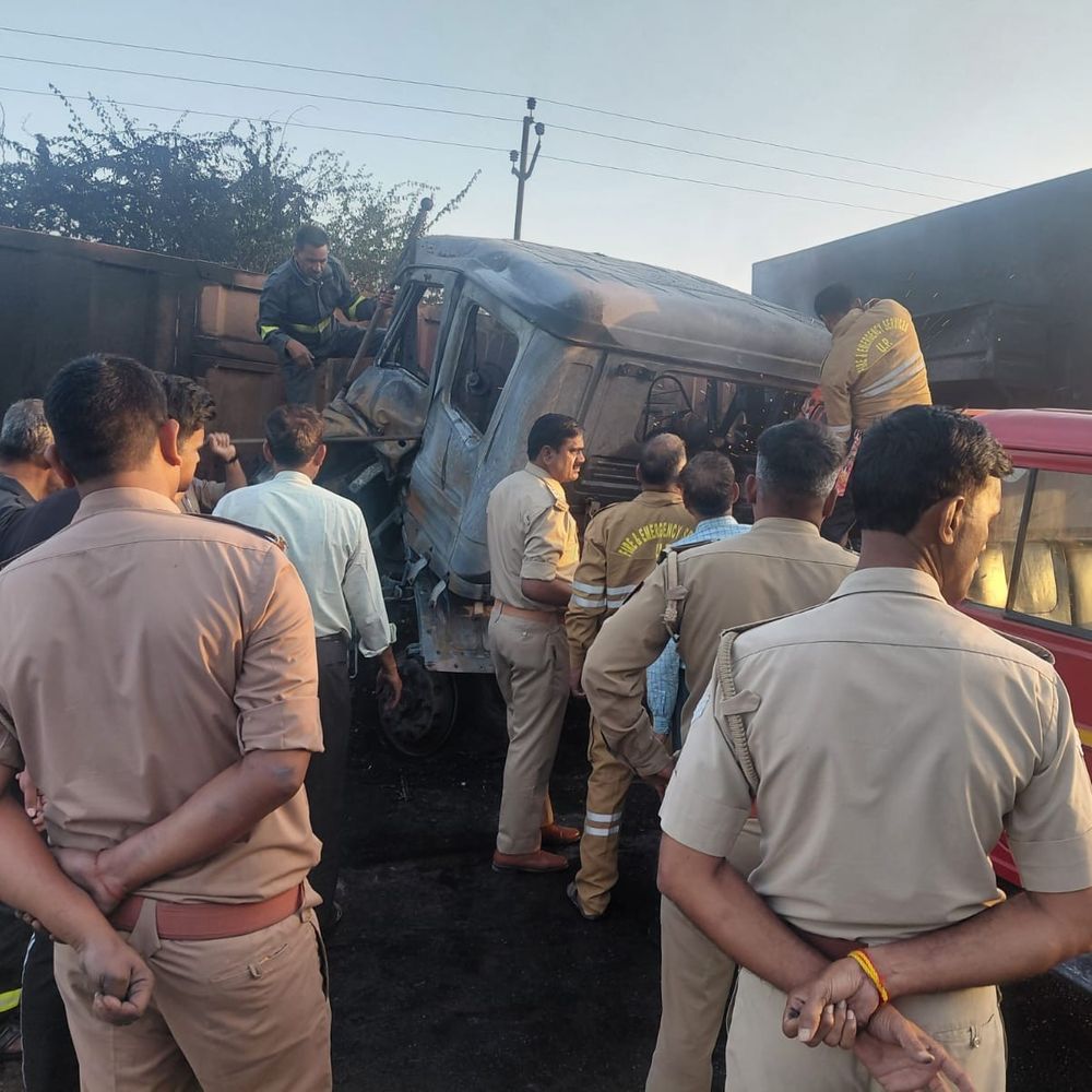 दो ट्रेलर आमने-सामने टकराए, 3 लोग जिंदा जले:एक गंभीर झुलसा, दोनों वाहन हुए खाक, बांदा-झांसी मार्ग पर घंटों बाद बुझी आग
