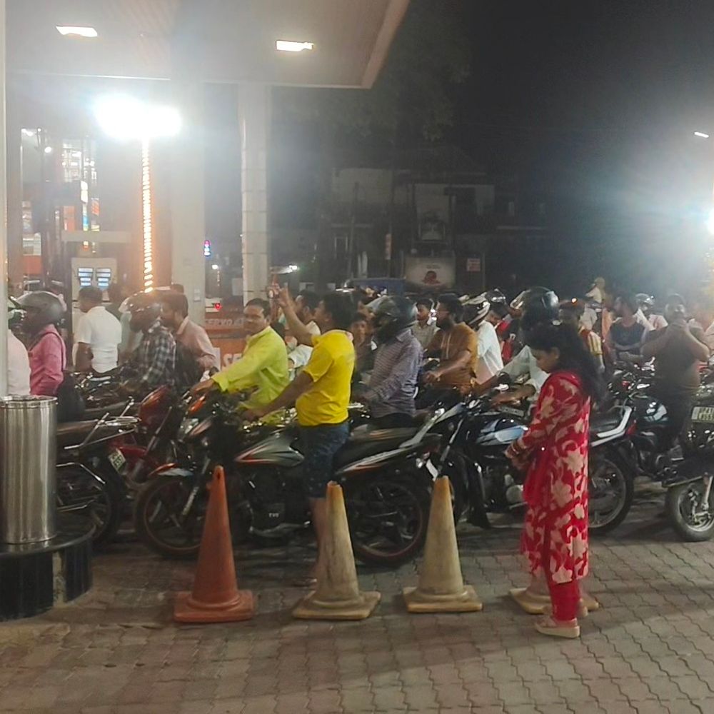 बाराबंकी में पेट्रोल-डीजल अफवाह से हड़कंप:पेट्रोल पंपों पर उमड़ी भीड़, प्रशासन अलर्ट; लोगों से अफवाहों पर ध्यान न देने की अपील