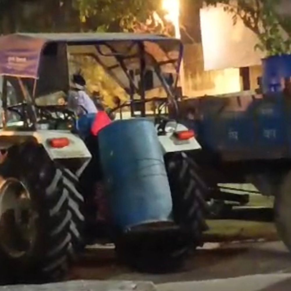 फरेंदा में ट्रैक्टर-ट्रॉली से ड्रम में डीजल लेने पहुंचे लोग:कीमतों में बदलाव की आशंका से पेट्रोल पंपों पर उमड़ी भीड़, बिक्री में बढ़ोतरी