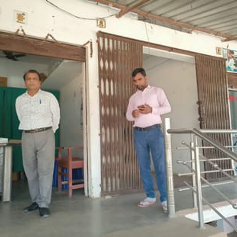 सोनभद्र में स्वास्थ्य विभाग की छापेमारी:मधुपुर और सुकृत में बिना पंजीकरण संचालित दो पैथोलॉजी लैब और एक क्लिनिक सील