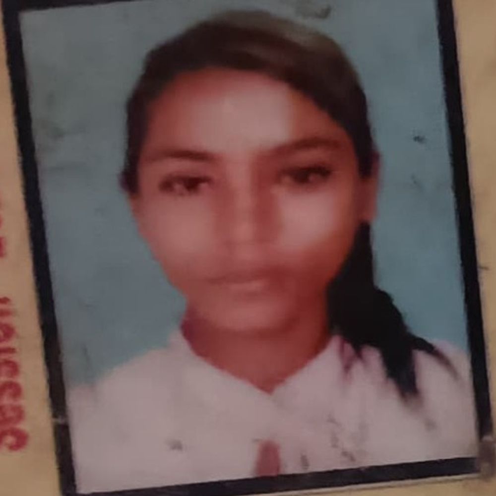 कौशांबी में छात्रा की संदिग्ध हालत में मौत:घर के भीतर धन्नी से लटका मिला शव, मामले की जांच शुरू