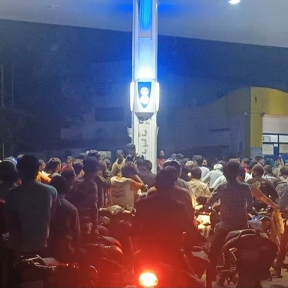 बहराइच में पेट्रोल पंपों पर लगी भीड़:शहर के दो पंपों पर खत्म हुआ पेट्रोल-डीजल, डीएसओ बोले- ईंधन की किल्लत नहीं