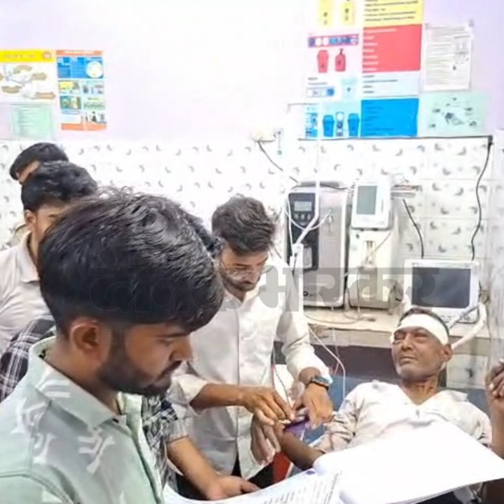 डीजे विवाद पर पत्थरबाजी, एक व्यक्ति गंभीर घायल:इटावा के झंडा चढ़ाने के दौरान हुआ विवाद, VIDEO आया सामने