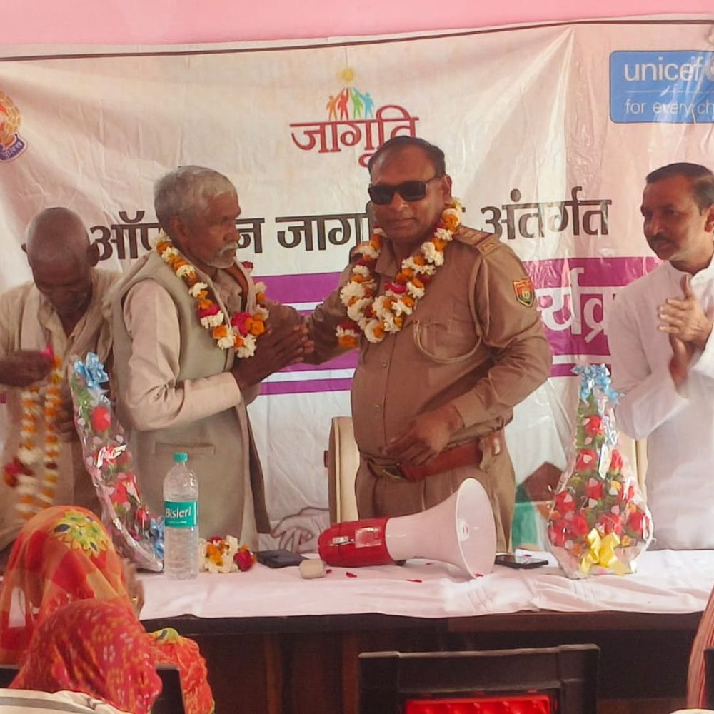 पुलिस ने महिलाओं और बालिकाओं को किया जागरूक:कासगंज में मिशन शक्ति अभियान के तहत दी महत्वपूर्ण जानकारी