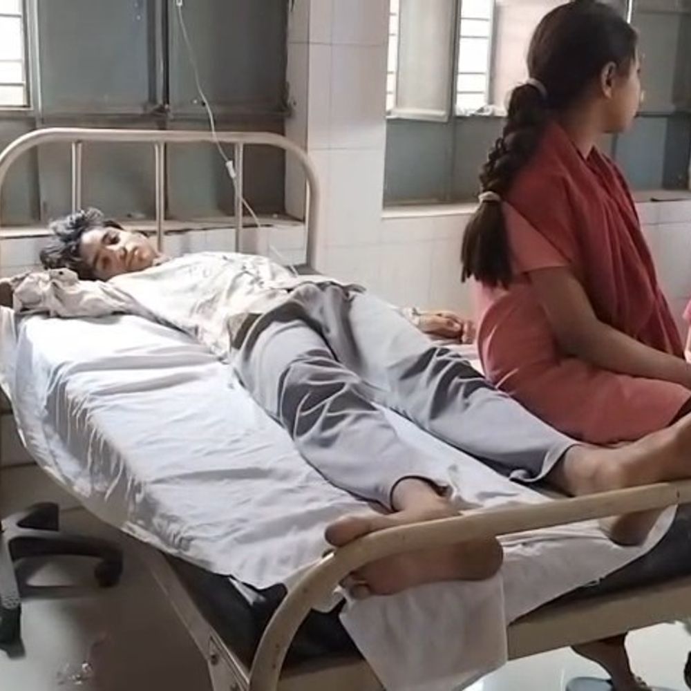 ग्रेटर नोएडा में मोमोज खाने से एक दर्जन लोग बीमार:जिला अस्पताल में भर्ती कराया, उल्टी और पेट दर्द की शिकायत