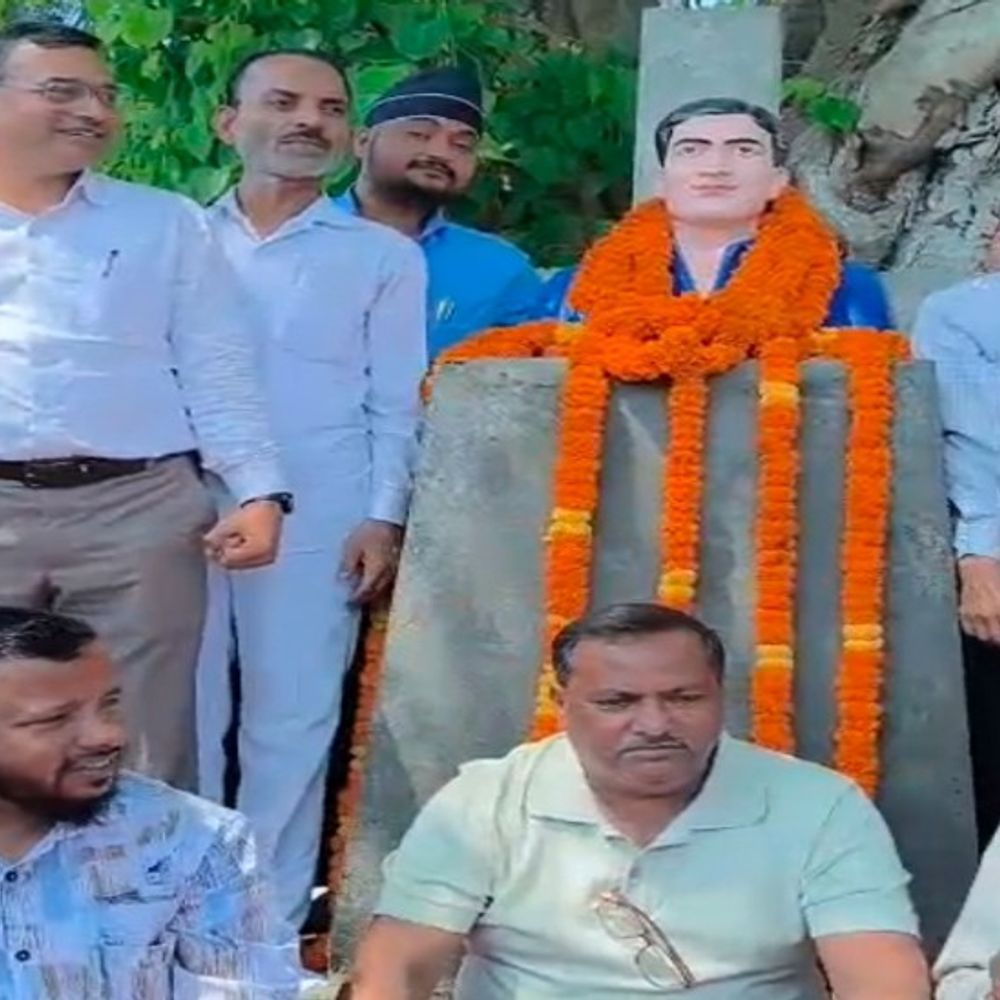 शाहजहांपुर में तोड़ी गईं शहीद प्रतिमाएं फिर लगीं:नगर आयुक्त-महापौर ने माल्यार्पण कर किया नमन, मुख्यमंत्री ने दिए थे निर्देश