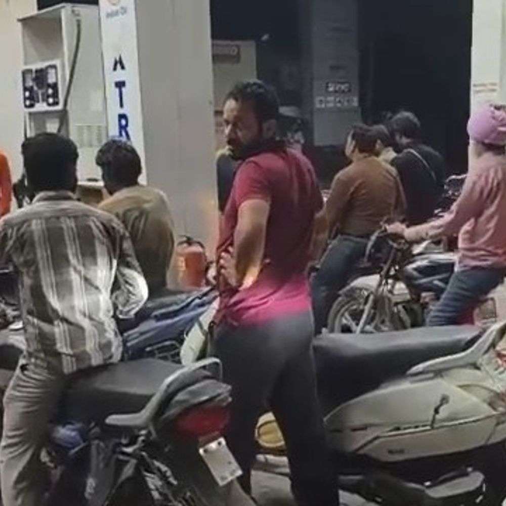 लॉकडाउन की अफवाह, पेट्रोल पंपों पर वाहनों की लंबी कतारें:  फाजिल्का में लोगों ने कैन और डब्बे भरवाए, संचालक बोले-ईंधन की कमी नहीं – Fazilka News