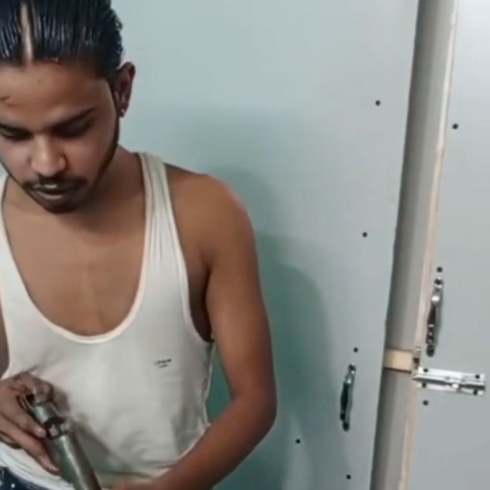 बुलंदशहर में युवक ने तमंचे में भरा कारतूस, VIDEO:पुलिस ने आरोपी को किया गिरफ्तार, कोर्ट में पेशी के बाद जेल भेजा