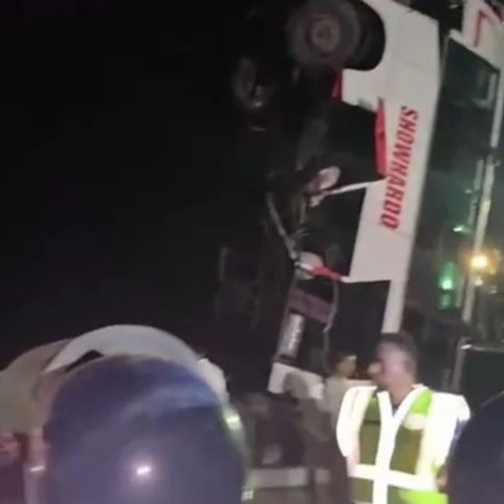 बांग्लादेश में बस नदी में गिरी, 16 की मौत:40 लोग सवार थे, 11 की जान बची; फेरी पर चढ़ते वक्त हुआ हादसा