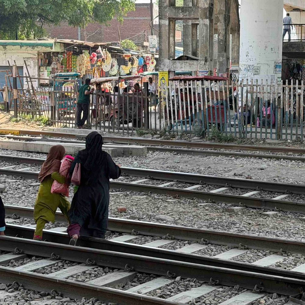 ओवरब्रिज निर्माण के कारण लोग रेलवे ट्रैक पार कर रहे:रामपुर में प्रशासन की चेतावनी के बावजूद सैकड़ों जानें जोखिम में