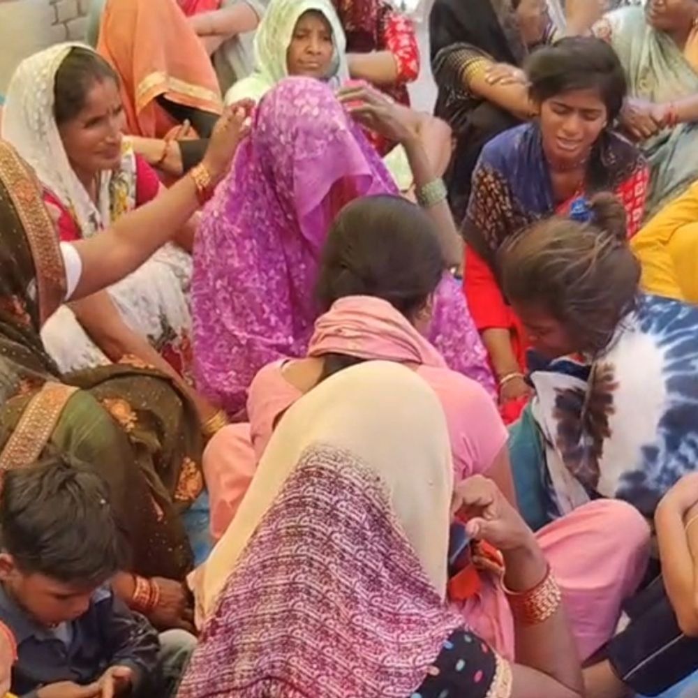 संभल हाईवे पर सड़क हादसा: दो मजदूरों की मौत:ट्रैक्टर-ट्रॉली को ट्रक ने मारी टक्कर, तीन घायल