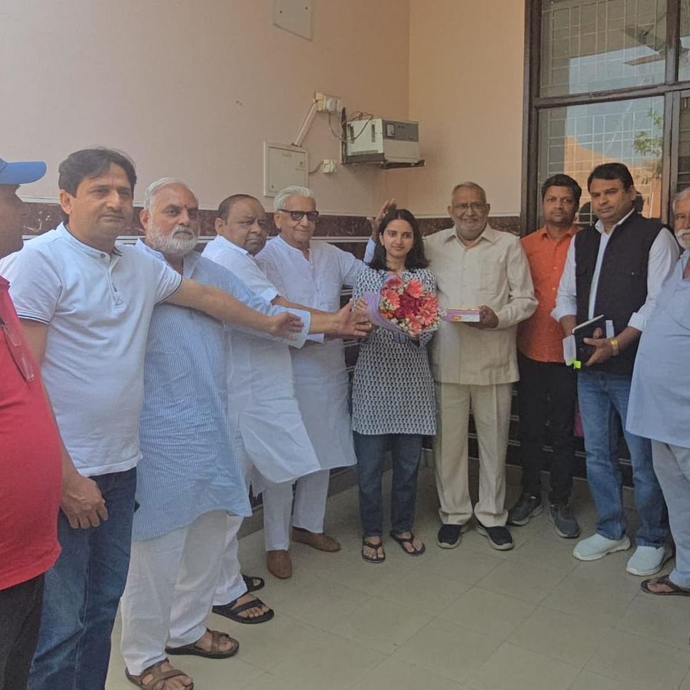 हापुड़ की शिवानी त्यागी ने UPSC परीक्षा पास की:कांग्रेसियों ने उनके आवास पर पहुंचकर किया सम्मानित