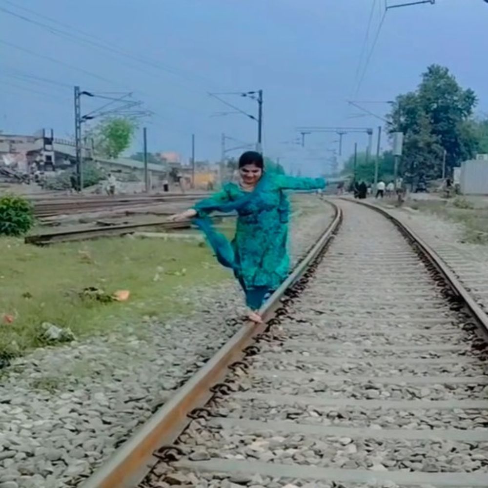 शाहजहांपुर में रेलवे ट्रैक पर महिला ने बनाई रील:पटरी के बीच चलती दिखी, वीडियो आया सामने; GRP की कार्रवाई पर फिर उठे सवाल