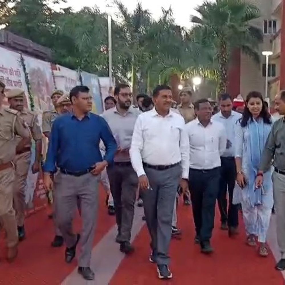 कार्यक्रम में अफसरों का इंतजार करते रहे मंत्री असीम अरुण:पौन घंटे बाद भी नहीं शुरू हुआ प्रोग्राम, नाराज होकर चले गए मंत्री और भाजपा नेता