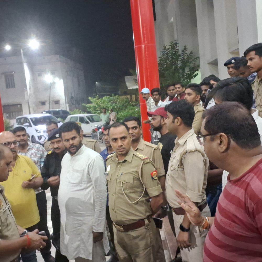 गाजीपुर में 6 साल की बच्ची से रेप:सही इलाज न मिलने का आरोप, महिला अस्पताल के बाहर धरने पर बैठे परिजन