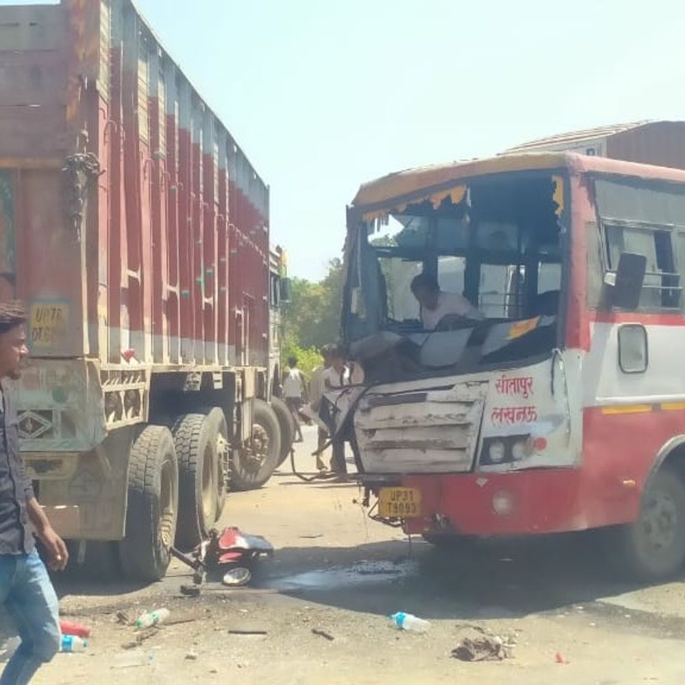 यात्रियों से भरी बस ट्रक से टकराई, 10 यात्री घायल:सीतापुर में ओवरटेक करते समय हुआ हादसा, दोनों गाड़ी को पुलिस ने कब्जे में लिया