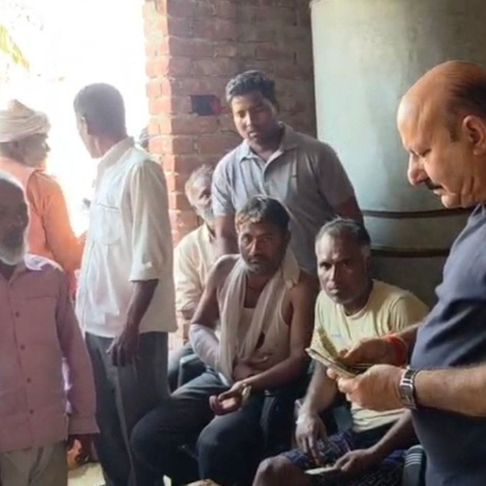 तेंदुआ पकड़ने वाले ग्रामीणों पर नहीं होगी कार्रवाई:विधायक रोमी साहनी ने दिया भरोसा, घायलों का हाल जाना, आर्थिक सहायता की