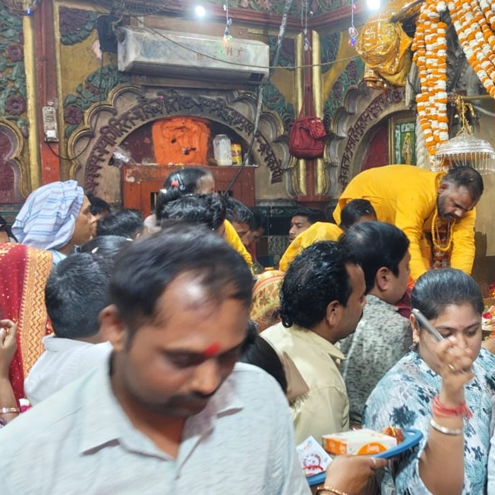 नैमिषारण्य में दुर्गा अष्टमी पर उमड़ी भक्तों की भीड़:मां ललिता देवी मंदिर में श्रद्धालुओं ने की पूजा-अर्चना, हवन पूजन कर मांगी मनोकामना