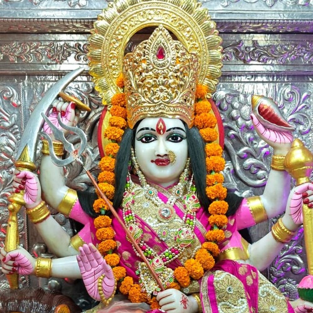 उन्नाव में दुर्गा अष्टमी पर उमड़ी भक्तों की भीड़:मां महागौरी के दर्शन के लिए मंदिरों में सुबह से लगी कतारें