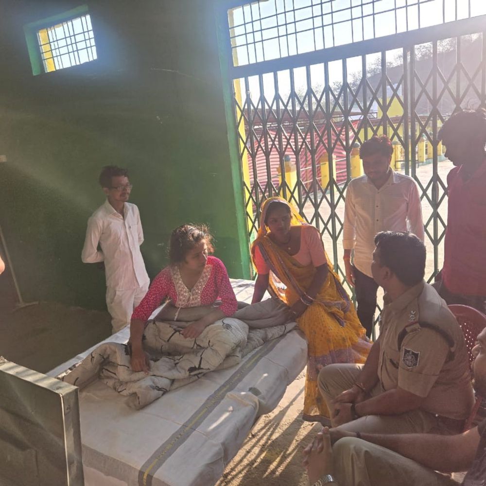 रतनगढ़ मेले में बच्ची सिंध नदी में गिरी:SDRF ने बचाई जान, रेस्क्यू कर मंदिर परिसर में बने अस्थाई अस्पताल में भर्ती कराया