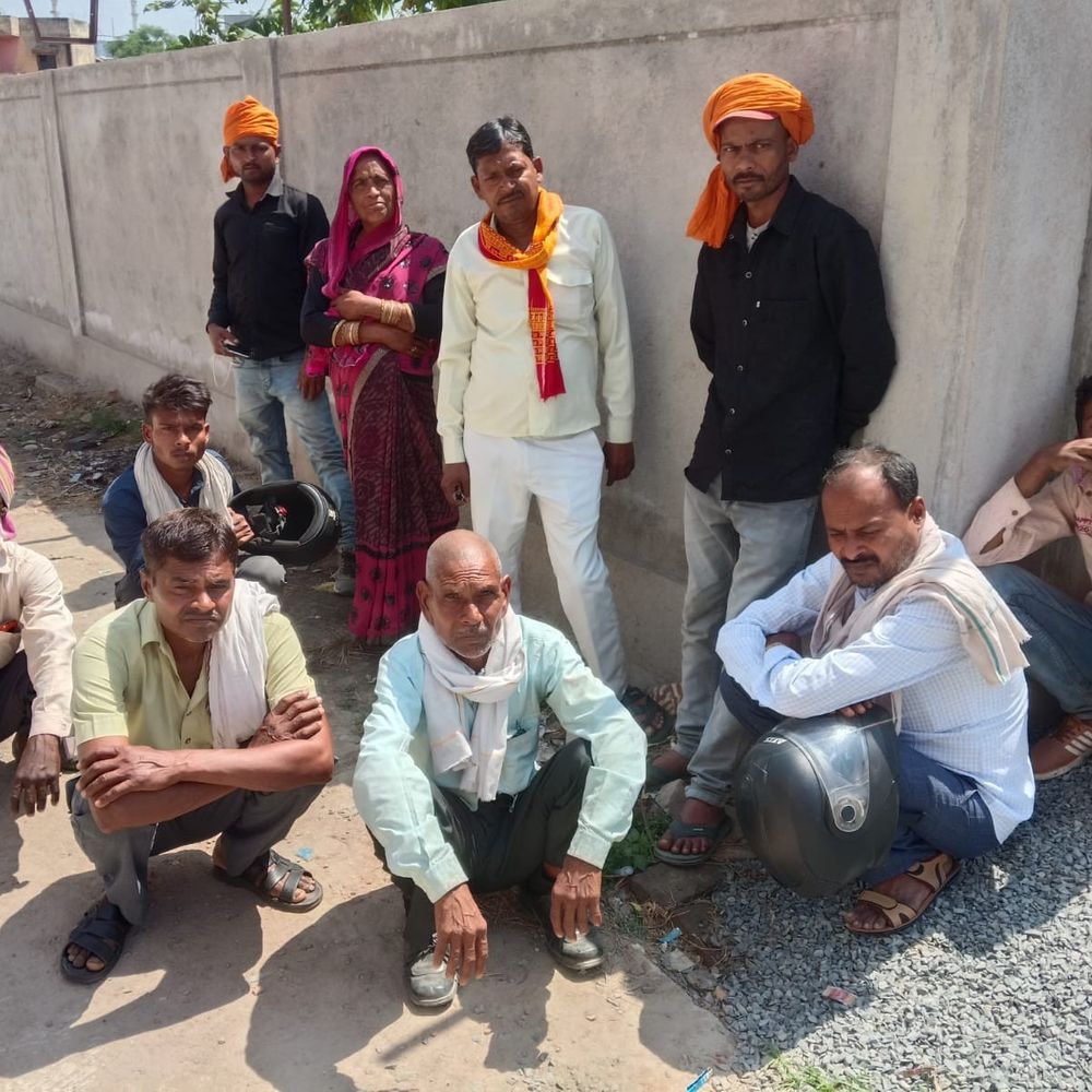 हरदोई में सड़क हादसे में महिला की मौत:ब्रेकर पर बाइक उछली तो सड़क पर गिरी, रिश्तेदार को देखने जा रही थीं