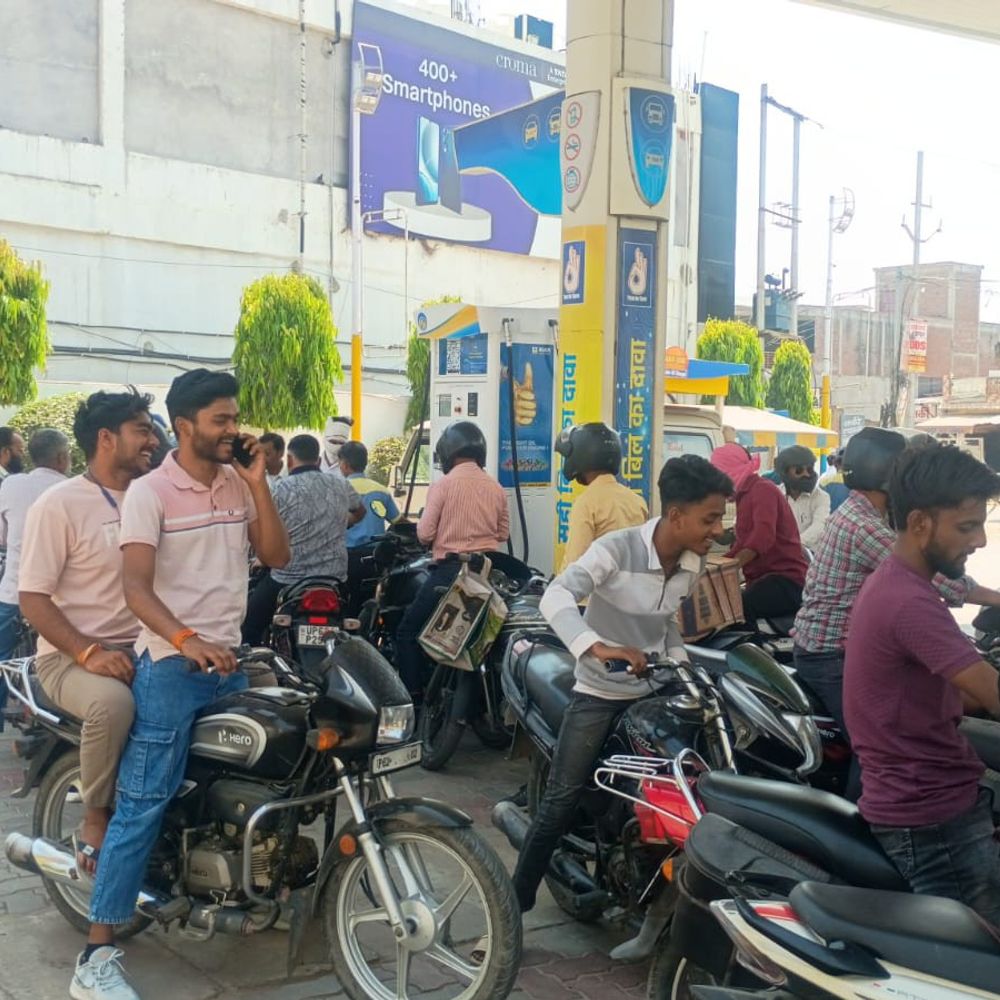 जौनपुर में पेट्रोल-डीजल की किल्लत:कई पंपों पर स्टॉक में कमी, सुबह से रात तक लग रहीं लंबी कतारें, आमजन और किसान परेशान