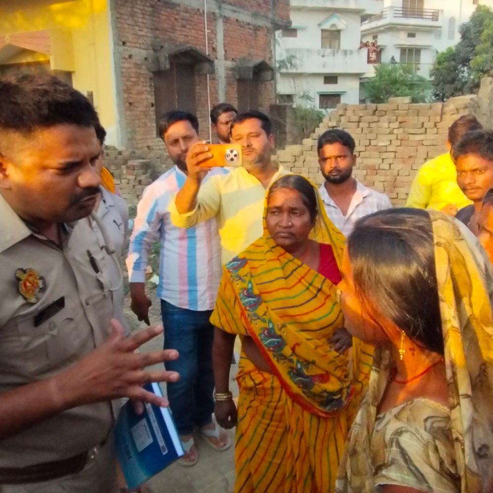 ऑपरेशन के बाद गर्भवती महिला की मौत, परिजनों का हंगामा:बलिया में जाम लगाया, अस्पताल के गेट पर पत्थर फेंके, पुलिस ने समझाकर शांत कराया