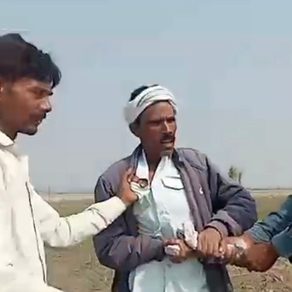 जमीन विवाद में फायरिंग का आरोप, तमंचा छीना:बिजनौर में VIDEO आया सामने, पुलिस ने आरोपी को किया गिरफ्तार