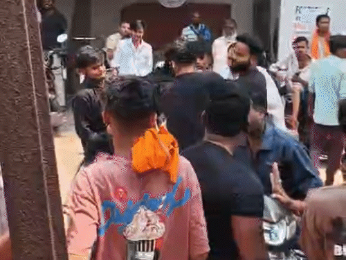 गैस सिलेंडर लेने गए ग्राहक को बाउंसरों ने पीटा,VIDEO:  दुर्ग में एजेंसी संचालक ने तैनात किए हैं बाउंसर, धक्का-मुक्की कर कपड़े फाड़े, खींचते ले गए – durg-bhilai News