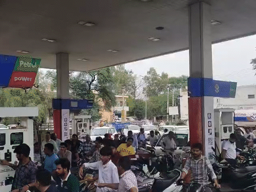 हरियाणा के 2 जिलों में पेट्रोल-डीजल पर मारामारी:  डिपो से नहीं मिल रही सप्लाई, संचालक बोले- सिर्फ इमरजेंसी कोटा बचा; नायरा पेट्रोलियम ने रेट बढ़ाए – Haryana News