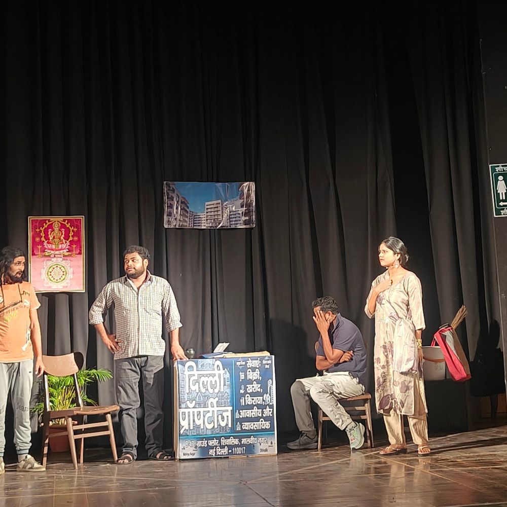 लखनऊ में हास्य नाटक 'गोरखधंधा' का मंचन:सूर्या थिएटर कल्चरल आर्ट्स सोसाइटी ने किया दर्शकों का मनोरंजन