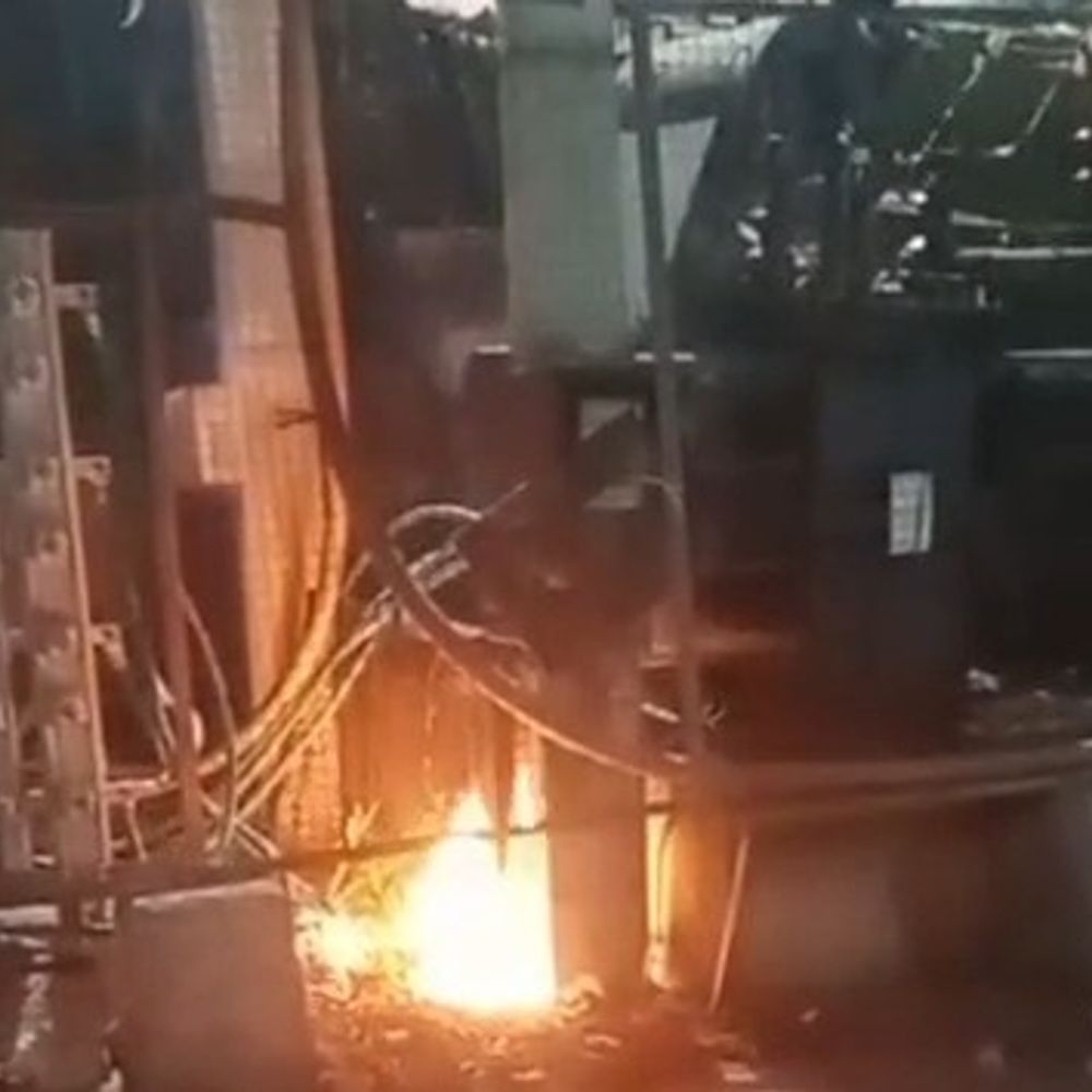 महोबा जिला अस्पताल में ट्रांसफार्मर में लगी आग:दमकल और बिजली विभाग नदारद, कर्मचारी की सूझबूझ से टला बड़ा हादसा