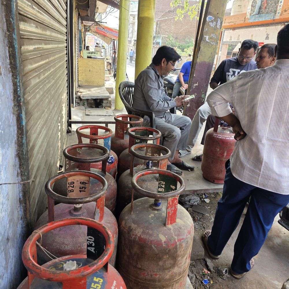 संभल की डोडा गैस एजेंसी पर सिलेंडर खत्म:340 उपभोक्ता खाली हाथ लौटे; मालिक ने सेल्स ऑफिसर पर लगाए गंभीर आरोप