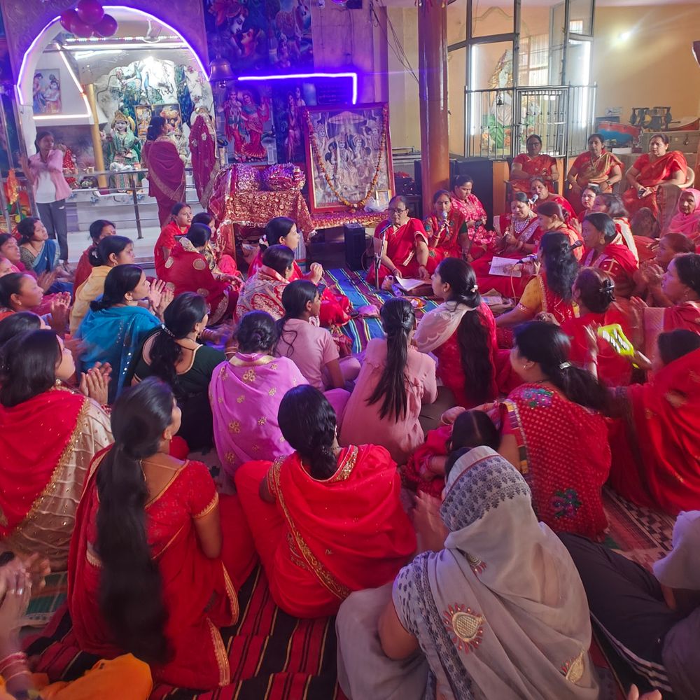 लखनऊ के शिवा भोला मंदिर में सामूहिक भजन-कीर्तन:चैत्र नवरात्रि पर महिलाओं ने ढोलक की थाप पर गाए गाने, जमकर झूमी