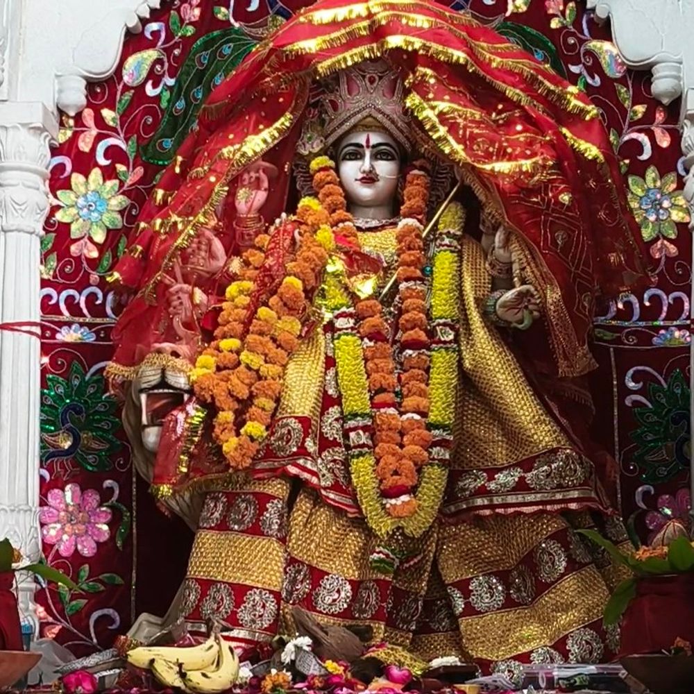 हरदोई में नवरात्र के आठवें दिन महागौरी की पूजा:मंदिरों में उमड़ी भक्तों की भीड़, विशेष पूजा-अर्चना की गई