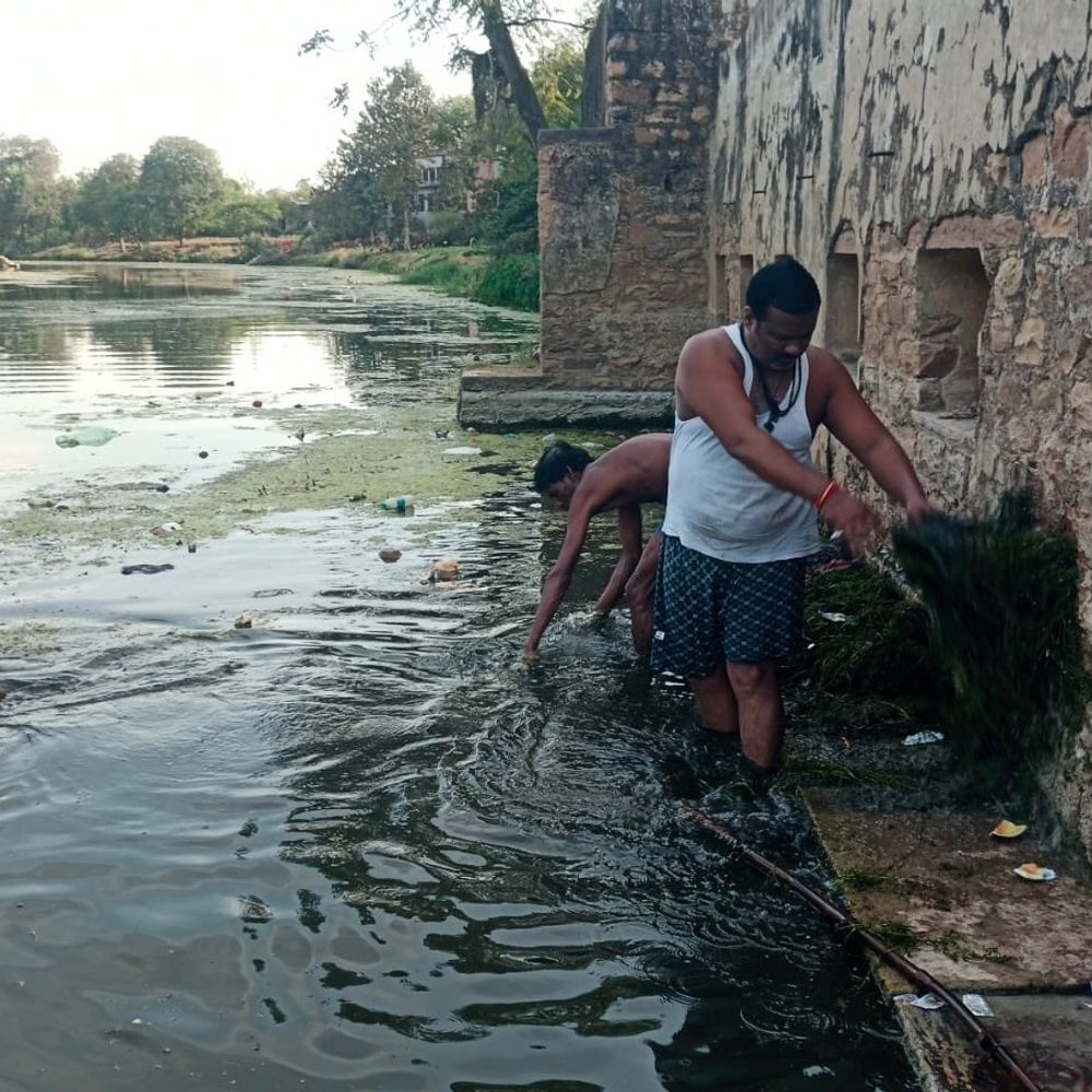 बुंदेली सेना ने चित्रकूट के पुलघाट पर सफाई अभियान चलाया:3-4 दिन में सीढ़ियां काई रहित होंगी, नदी से हटेगा कचरा