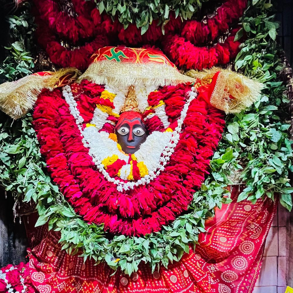 जौनपुर में चैत्र नवरात्र अष्टमी पर महागौरी के दर्शन:मां का लाल, पीली, हरी चुनरी और तुलसी से श्रृंगार