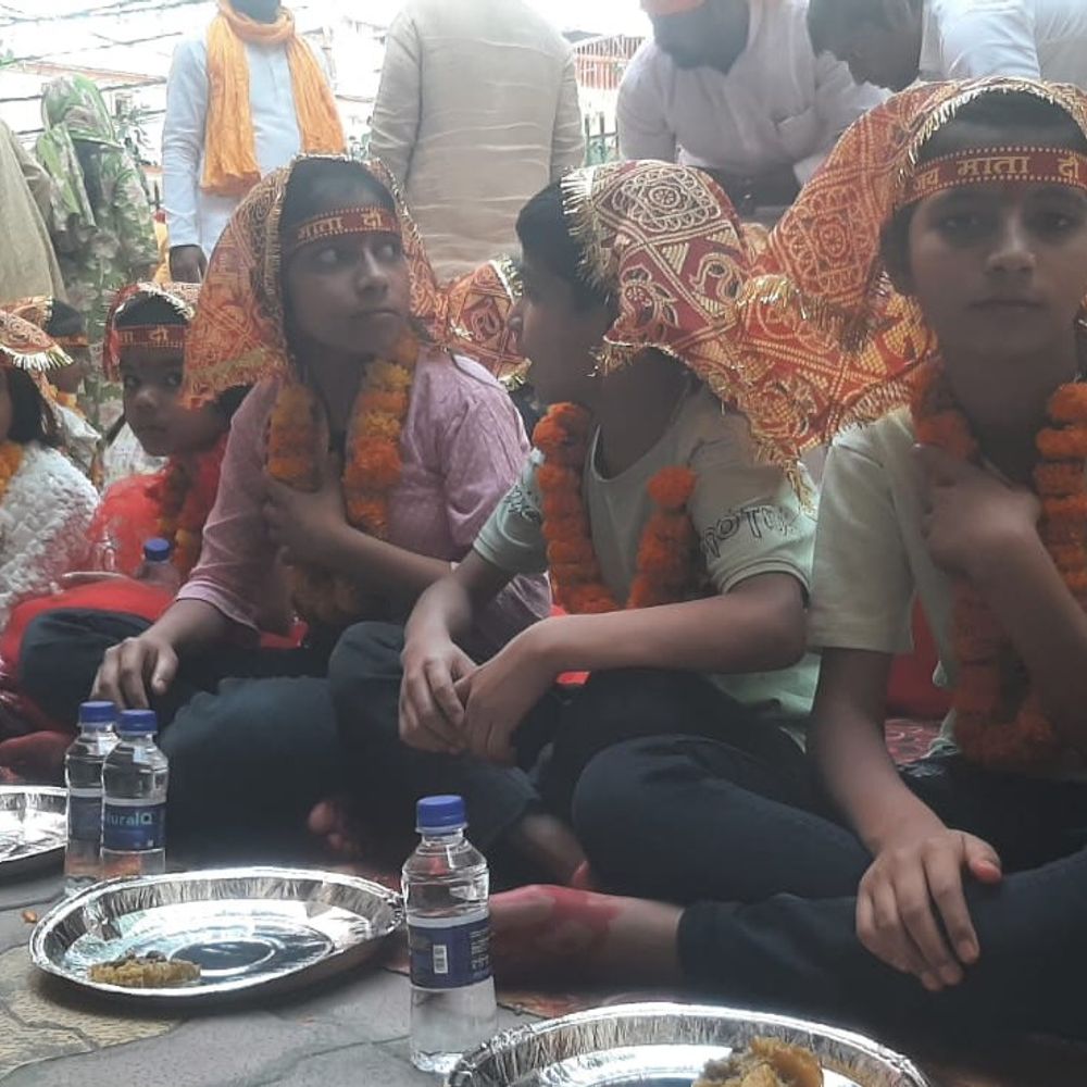 गाजीपुर में महाअष्टमी पर 108 कन्याओं का पूजन:राष्ट्रीय स्वयंसेवक संघ ने विधिवत पूजा कर कराया भोज