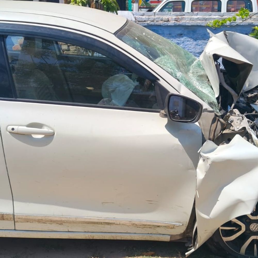 सीतापुर में सड़क हादसे में युवक की मौत:दो कारो की आमने-सामने से हुई जोरदार भिड़ंत, अन्य एक साथी घायल