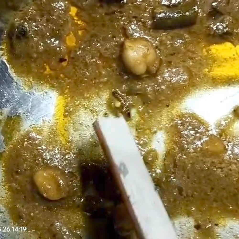 होटल से पैक कराए छोले में कीड़े निकलने का दावा:शिकायत पर होटल मालिक ने की अभद्रता, कहा- जो करना है कर लो