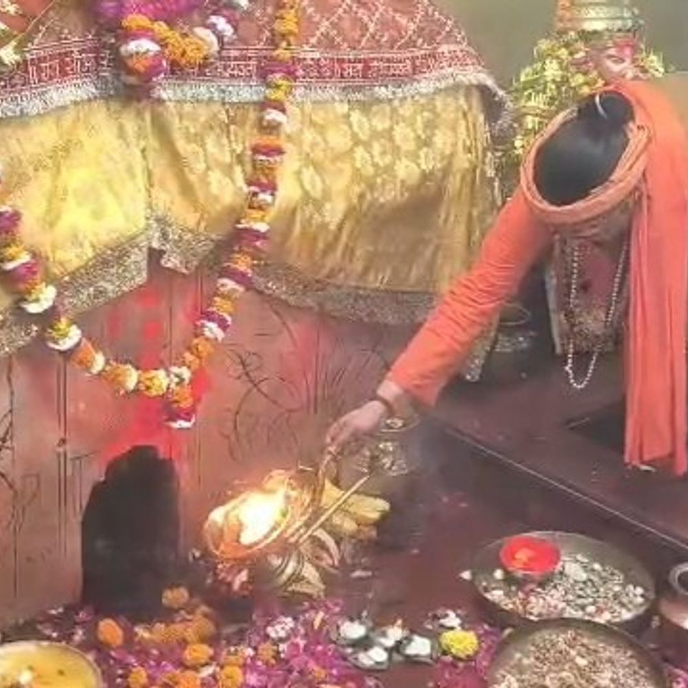 चैत्र नवरात्रि अष्टमी पर आज देवी मंदिरों में भारी भीड़:सुबह से ही लंबी-लंबी लाइन लगाकर दर्शन करके पूजा अर्चना कर रहे भक्त