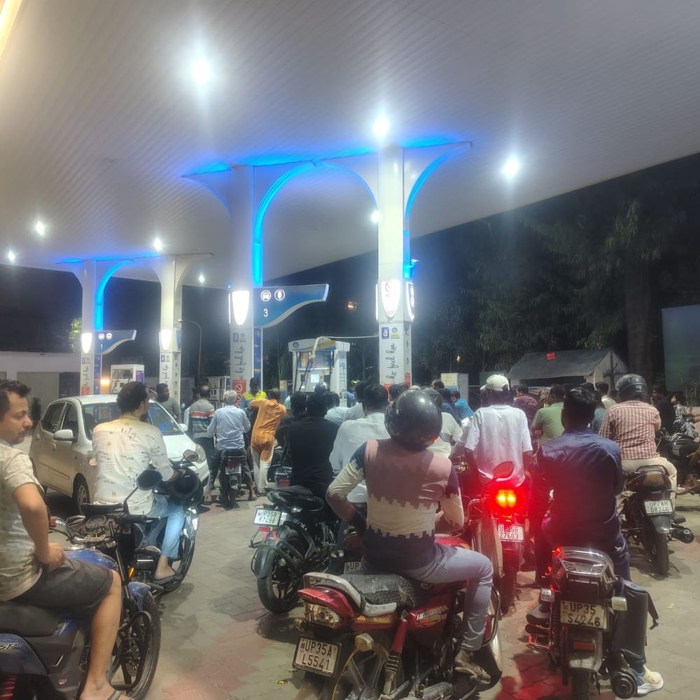 उन्नाव में पेट्रोल-डीजल अफवाह से हड़कंप:पंपों पर लगी भीड़, प्रशासन ने की शांति की अपील