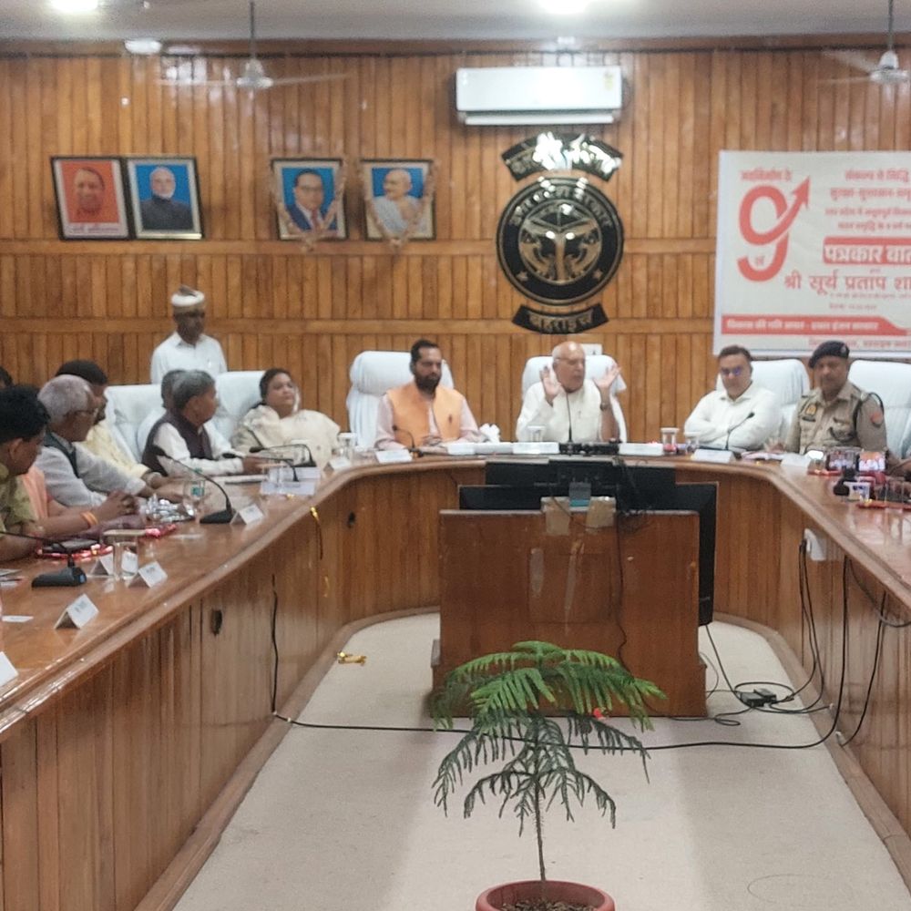 बहराइच में प्रभारी मंत्री ने विकास पुस्तिका का विमोचन किया:प्रदेश सरकार की 9 वर्ष की उपलब्धियों की जानकारी दी