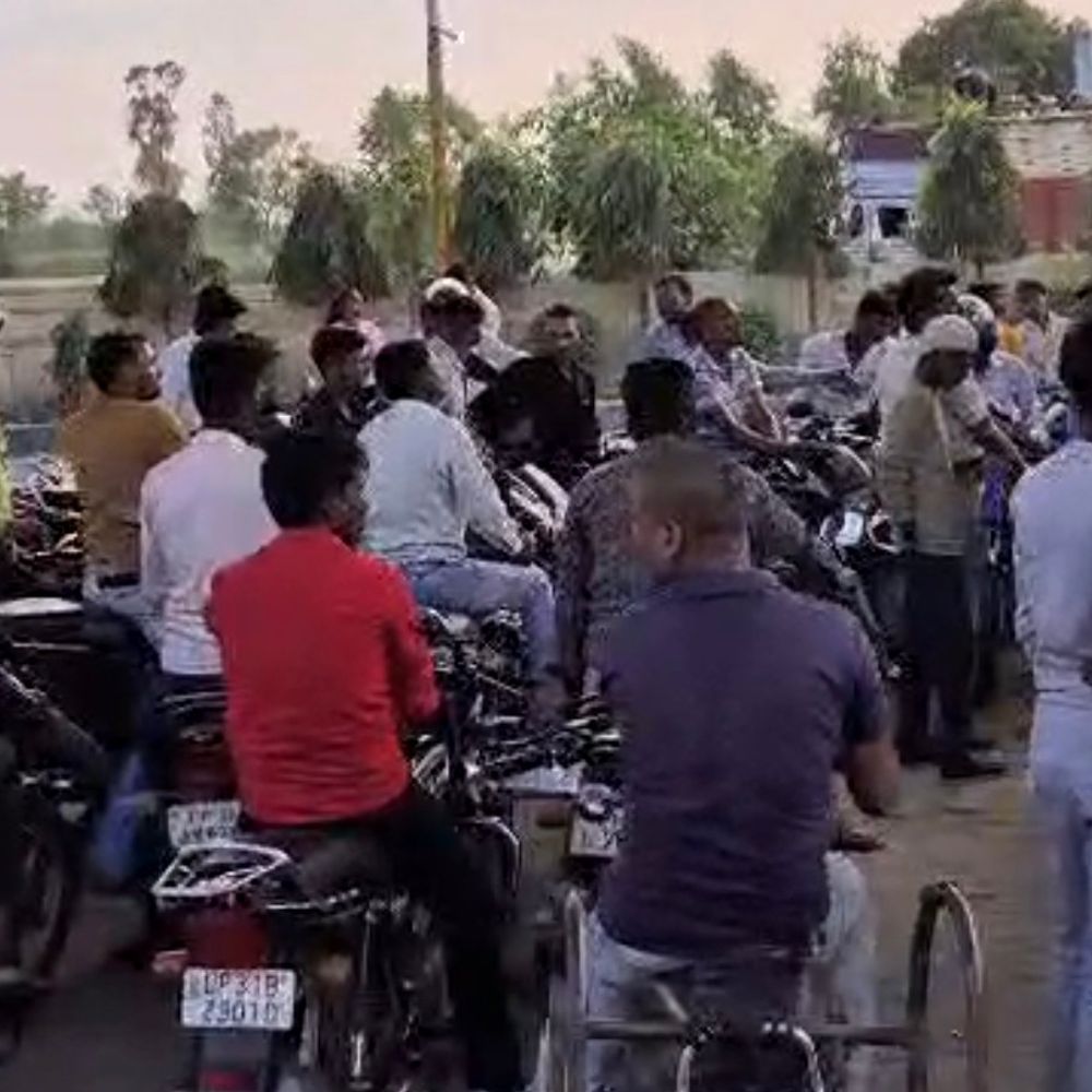 लखीमपुर में 25-30% पेट्रोल पंप ड्राई:पेट्रोल पंपों पर लंबी कतारें, डीएसओ बोले- ईंधन की दिक्कत नहीं, अफवाहों पर ध्यान न दें