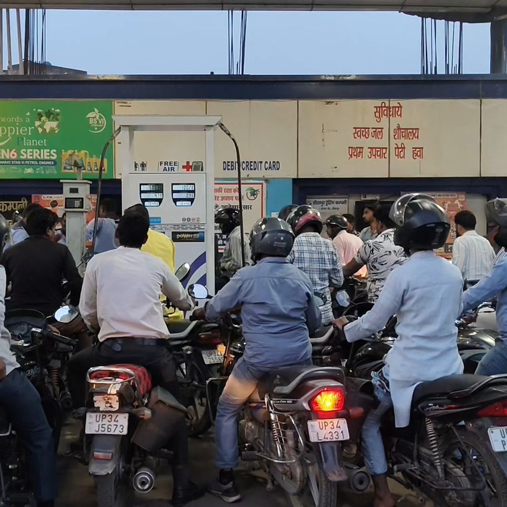 गाड़ियों की टंकी फुल कराने को लेकर पेट्रोल-पंपों पर भीड़:बाइक वालों को अधिकतम 50, कार ड्राइवर को 1 हजार रुपए का मिल रहा तेल