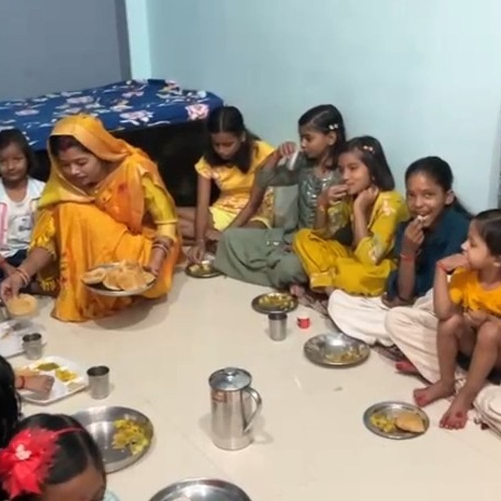 नवरात्रि नवमी पर कृष्णा नगर में कन्या पूजन:संतान प्राप्ति की मन्नत पूरी होने पर परिवार ने किया आयोजन