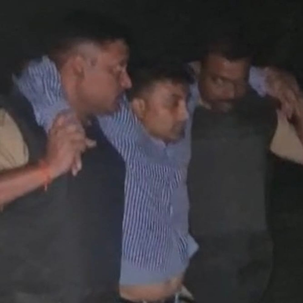 आजमगढ़ में पुलिस मुठभेड़ प्रतिबंधित पशुओं के साथ दो गिरफ्तार:चेकिंग के दौरान पुलिस ने की घेराबंदी, कंट्रोल फायरिंग में लगी पैर में गोली