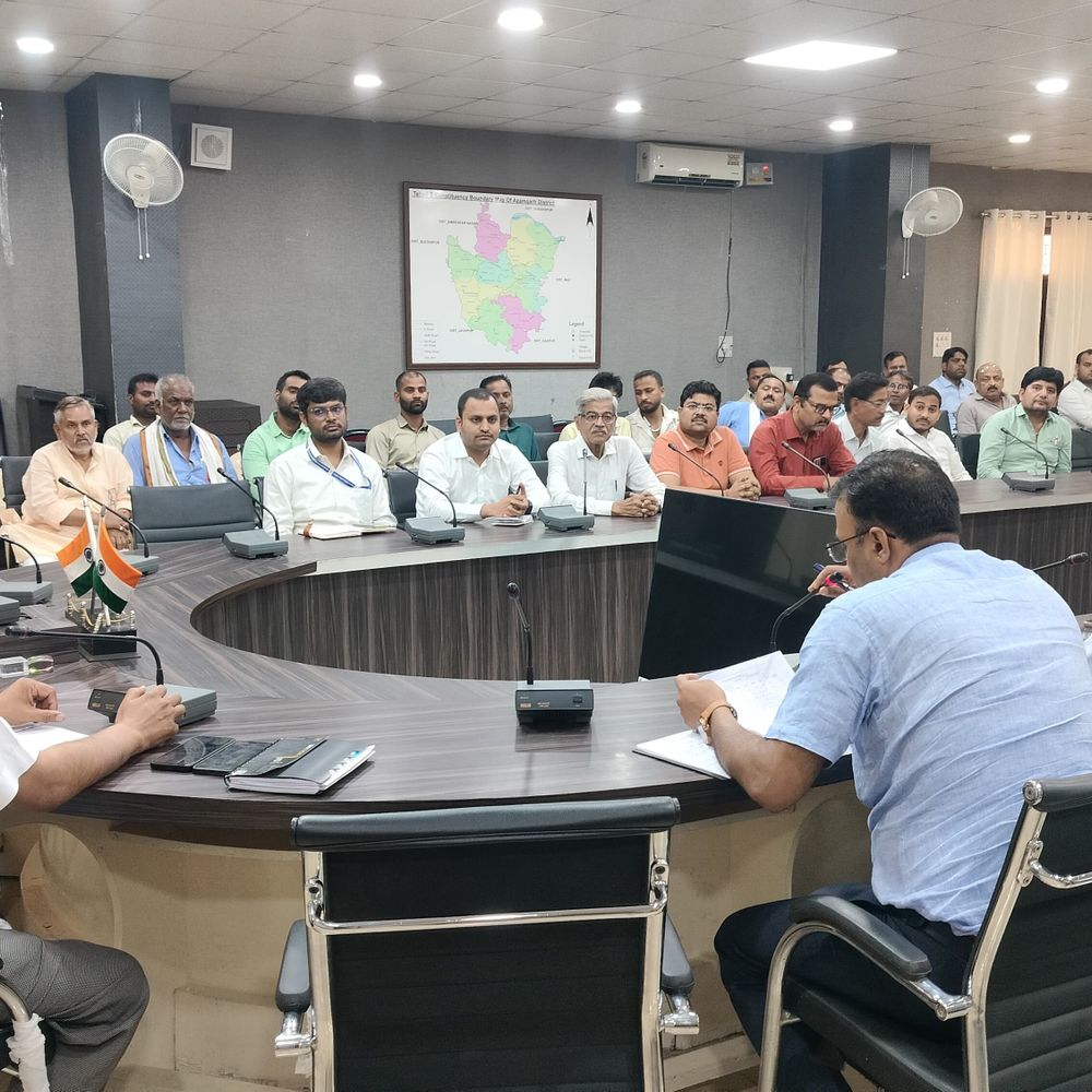 आजमगढ़ डीएम ने पेट्रोल पंप संचालकों के साथ की बैठक:जनपदवासियों से की गई अपील डीजल और पेट्रोल की जमाखोरी करने पर होगी कार्रवाई