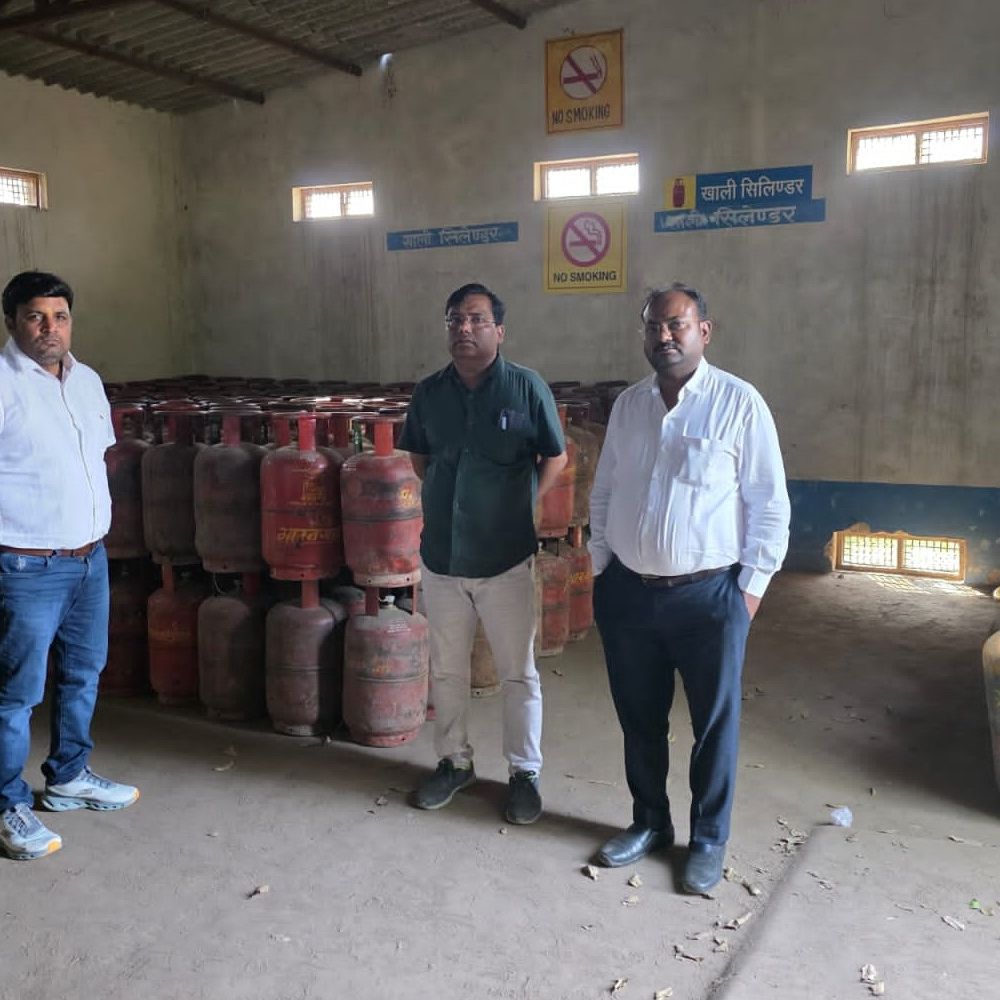 आजमगढ़ में कालाबाजारी के लिए जा रहा 205 सिलेंडर बरामद:आपूर्ति विभाग की छापेमारी, डीएम के निर्देश पर दर्ज हुआ मुकदमा